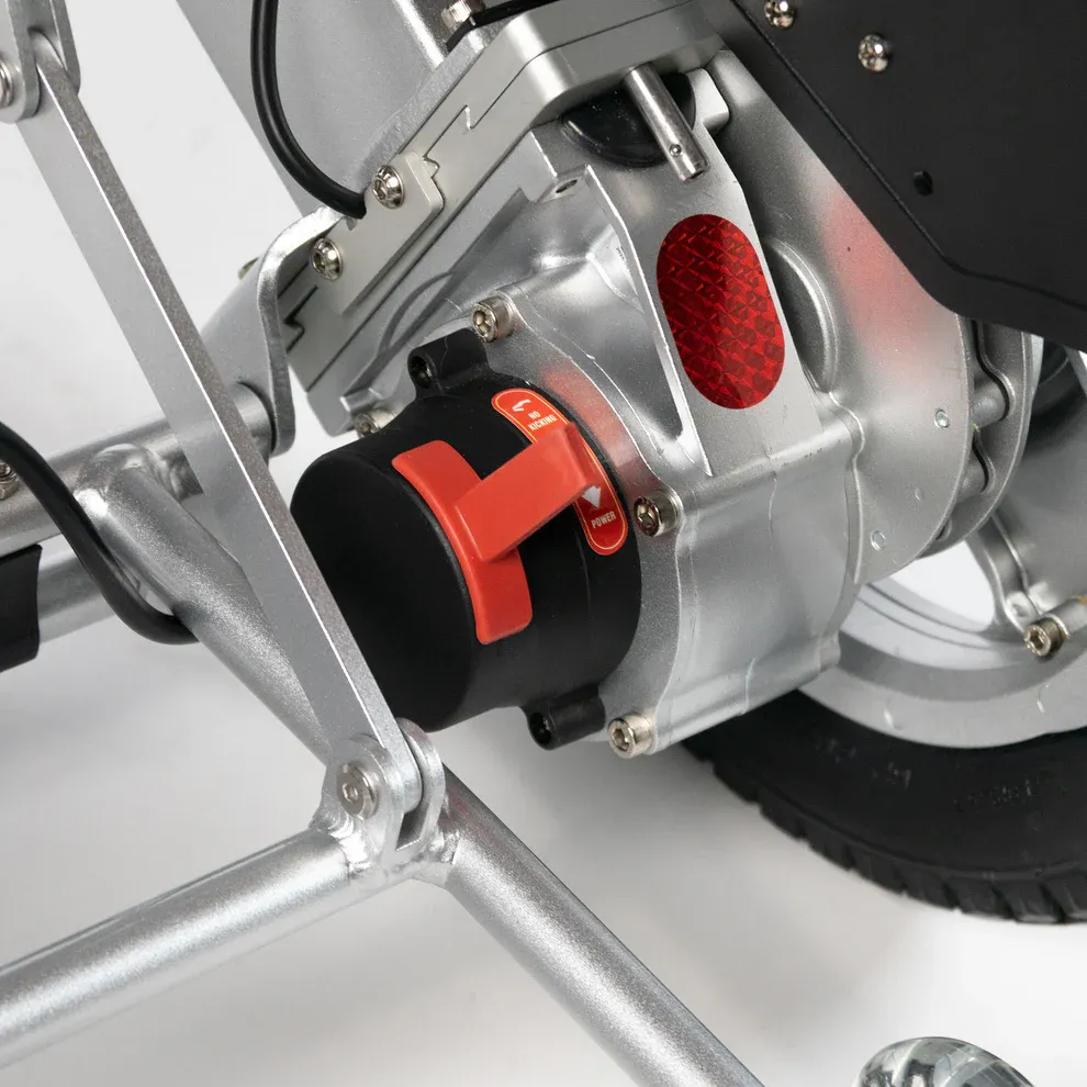 25_CITY_2_PLUS_SILVER_Close-up_Motors.webp